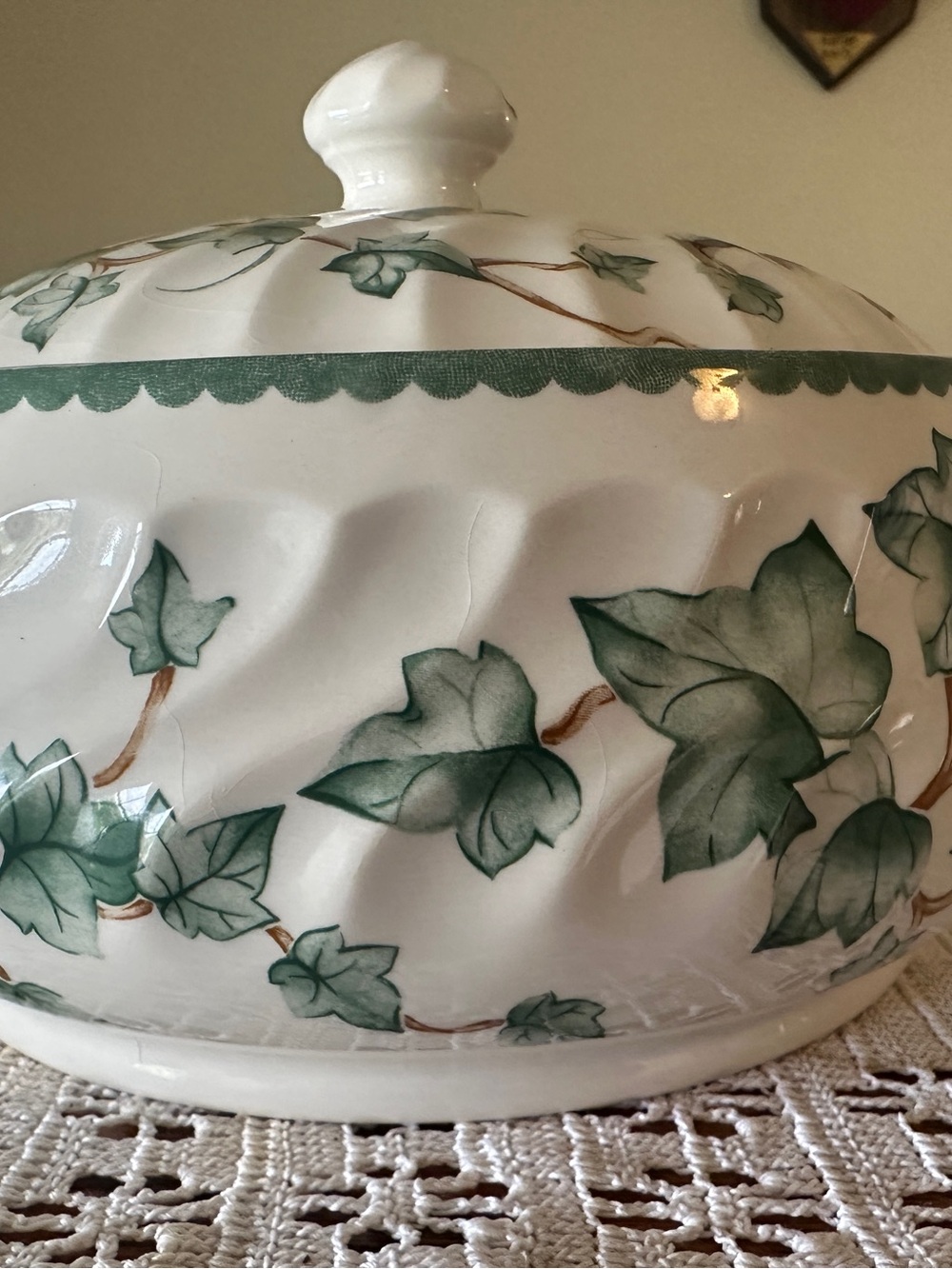 Classic Green Ivy Ceramic Covered Bowl - White and Green